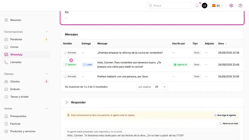 Conversación de WhatsApp con los mensajes entrantes y la respuesta del agente de IA, y el bloque «Responder» con el agente en espera.