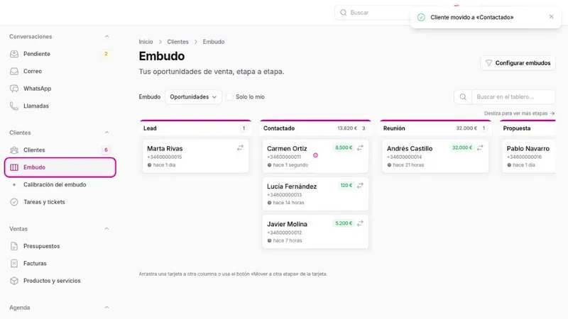 Tablero del embudo de ventas con columnas Lead, Contactado, Reunión y Propuesta, y el aviso «Cliente movido a Contactado».