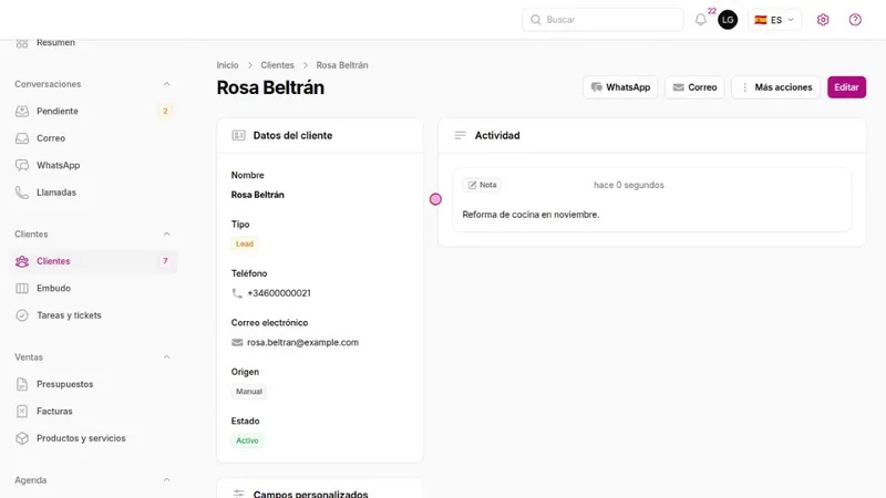 Ficha de cliente en el CRM de Studio: datos del cliente a la izquierda y una nota en la actividad a la derecha.