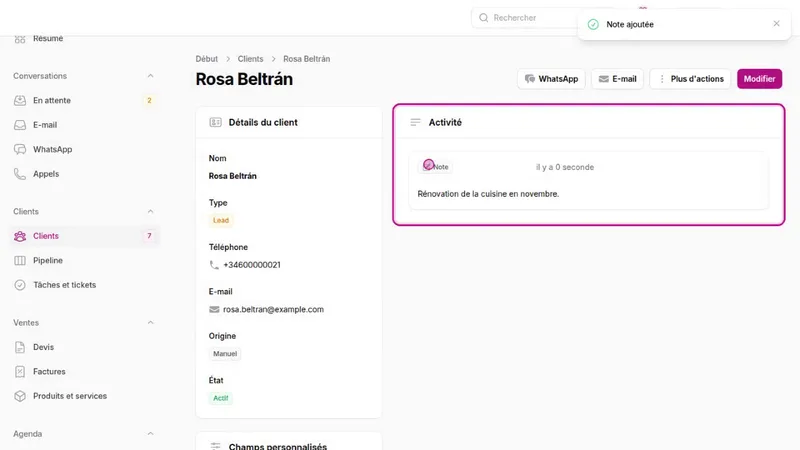 Fiche client dans le CRM de Studio : détails du client à gauche et une note dans l'activité à droite.