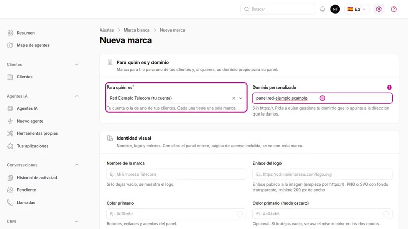 Formulario «Nueva marca» de Studio: para quién es la marca, dominio personalizado e identidad visual con nombre, logo y color primario.
