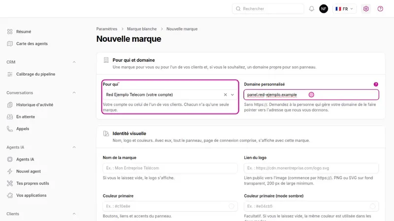 Formulaire « Nouvelle marque » de Studio : pour qui est la marque, domaine personnalisé et identité visuelle avec nom, logo et couleur primaire.